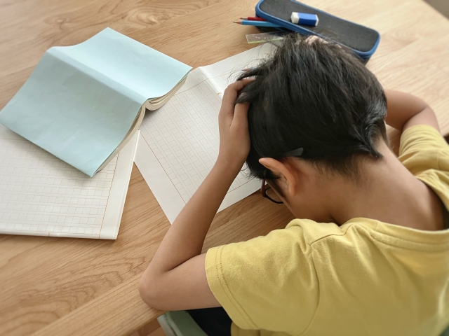 作文で頭をかかえる子ども