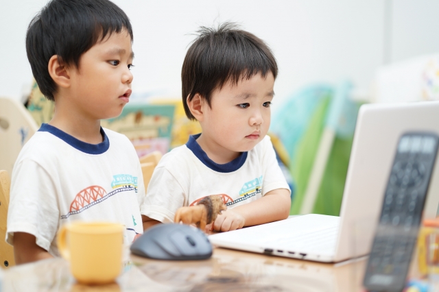 パソコン操作をする子どもたち