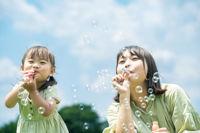 シャボン玉で遊ぶ親子