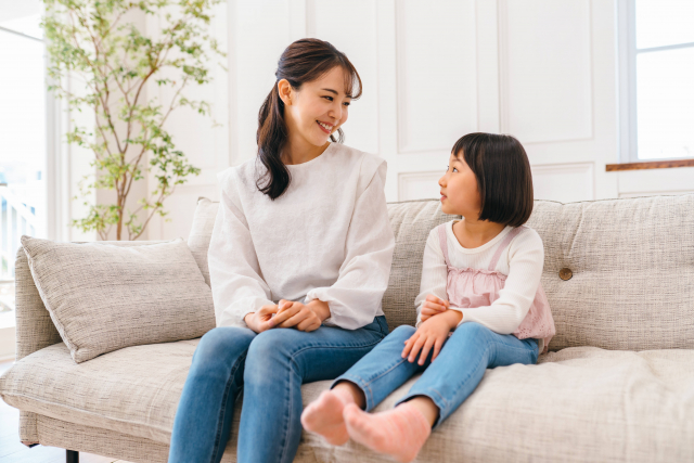 ソファーで向き合う親娘