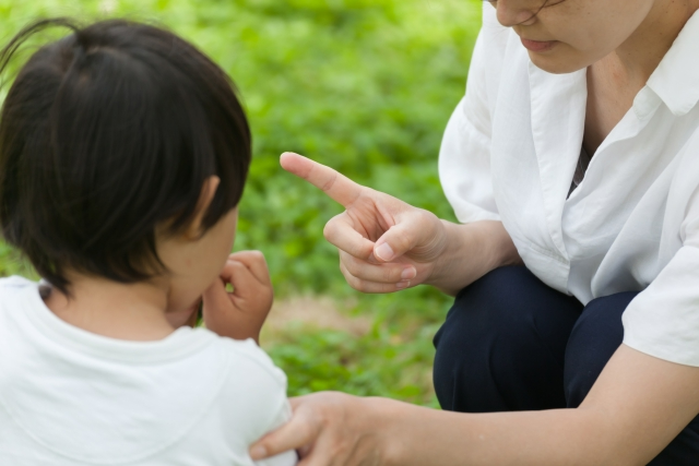 子どもに注意をする親の様子